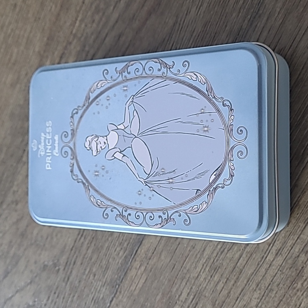 Disney Princess Cinderella 6 Lip Balms with Collectible Tin Brand new